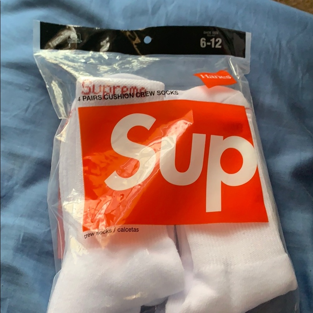 Supreme socks it’s still in the bag not open‼️